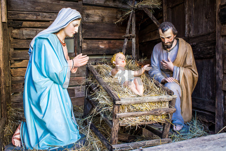 Kerst kerststal vertegenwoordigd met beeldjes van Maria, Jozef en het kindje Jezus Stockfoto - 45962256