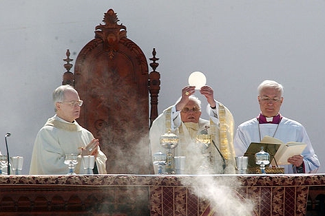 Konsekration der Hostie durch Papst Benedikt XVI