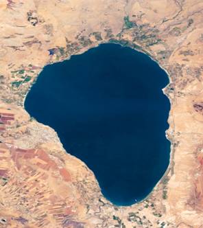https://upload.wikimedia.org/wikipedia/commons/9/9b/Lake_Tiberias_%28Sea_of_Galilee%29%2C_Northern_Israel.jpg