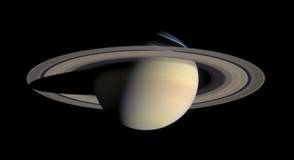 Natuurgetrouwe kleurenweergave van Saturnus, samengesteld uit een reeks van foto's gemaakt door de ruimtesonde Cassini-Huygens, die vaker wordt gebruikt voor observaties van Saturnus.